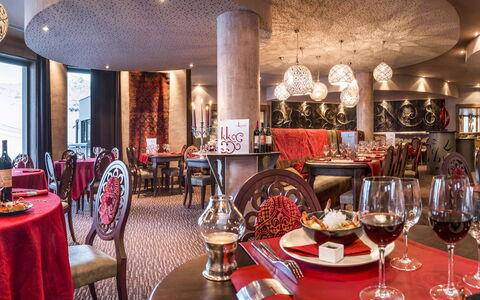 Val Thorens 929: Ristorante, Interior Design, Camera, Tavolo, Costruzione, Mobilia, Sala Da Pranzo, Stemware, Funzione Hall, Architettura