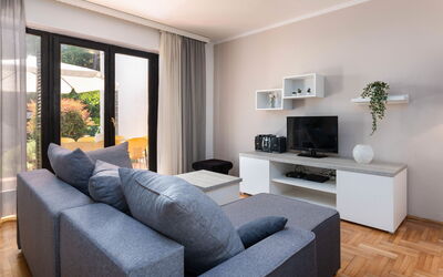 Ružić 647.1: Mobilia, Divano, Proprietà, Comfort, Interior Design, Illuminazione, Soggiorno, Pavimento, Pianta, Shade