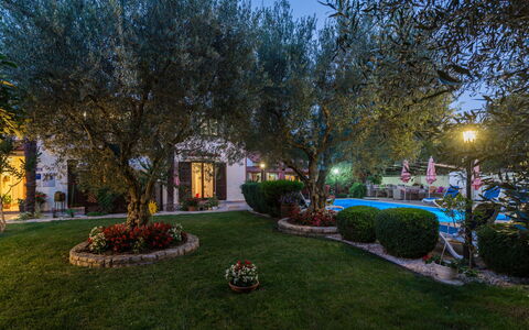 Poreč 649: Casa, Albero, Illuminazione, Luce, Prato, Erba, Proprietà, Cielo, Casa, Zona Residenziale