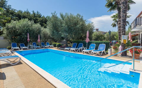 Poreč 649: Acqua, Cielo, Costruzione, Nube, Piscina, Blu, Albero, Shade, Sedia, Mobili Da Esterno