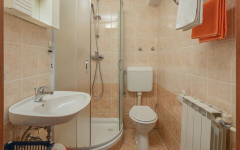 Poreč Kaštelir 655: Bagno, Proprietà, Camera, Idraulico Fixture, Piastrella, Architettura, Interior Design, Lavandino Del Bagno, Pavimento, Costruzione