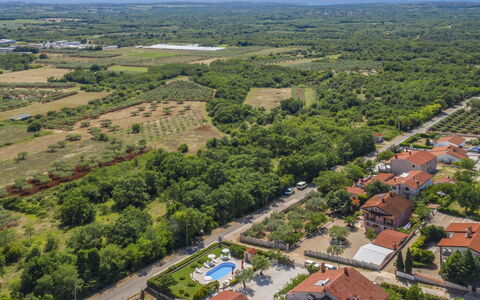 Poreč Kaštelir 655: Fotografia Aerea, Visione Globale, Zona Residenziale, Vegetazione, Sobborgo, Paesaggio Naturale, Proprietà, Zona Urbana, Insediamento Umano, Fotografia