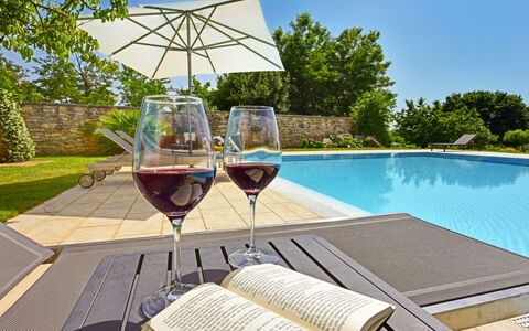 Poreč Kaštelir 656: Cielo, Proprietà, Acqua, Albero, Verde, Piscina, Shade, Mobili Da Esterno, Pianta, Interior Design