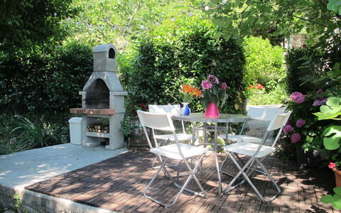 Mošćenička Draga 619: Giardino, Cortile, Backyard, Proprietà, Terrazza, Casa, Botanica, Landscaping, Albero, Casa