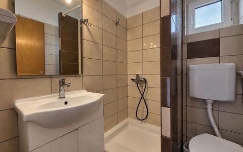 Krk Krk 669: Bagno, Idraulico Fixture, Lavandino Del Bagno, Pavimentazione, Interior Design, Pavimento, Lavello, Gabinetto, Rubinetto, Camera