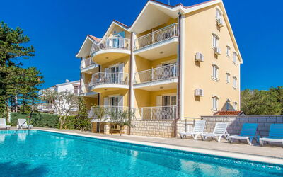 Crikvenica Jadranovo 610: Acqua, Cielo, Costruzione, Proprietà, Blu, Piscina, Azzurro, Pianta, Finestra, Albero