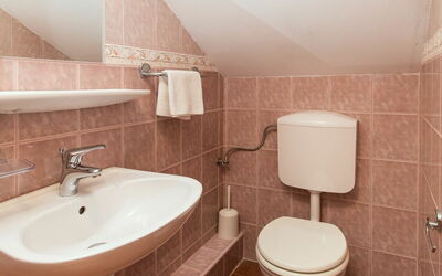 Villa Anna 610.4: Marrone, Rubinetto, Lavello, Proprietà, Idraulico Fixture, Lavandino Del Bagno, Toilet Seat, Bagno, Viola, Gabinetto