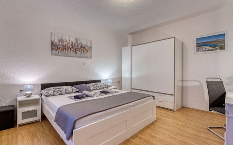 Senj 631: Letto, Camera Da Letto, Interior Design, Mobilia, Camera, Bedding, Pavimento, Lenzuolo, Pavimentazione, Soffitto