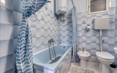 Senj 631: Blu, Idraulico Fixture, Bagno, Pavimentazione, Interior Design, Pavimento, Piastrella, Idraulico, Vasca Da Bagno, Gabinetto