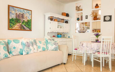 Senj 632: Divano, Proprietà, Cornice, Mobilia, Tavolo, Pianta, Tessile, Soggiorno, Interior Design, Mensola