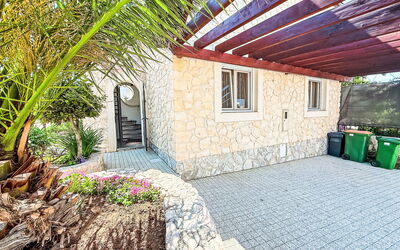 Nin 608: Zona Residenziale, Casa, Ricorrere, Shade, Eco Hotel, Backyard, Estate, Villetta, Piscina, Giardino