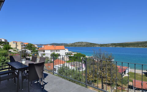 Šibenik 626: Cielo, Acqua, Pianta, Costruzione, Proprietà, Albero, Lago, Shade, Urban Design, Immobiliare