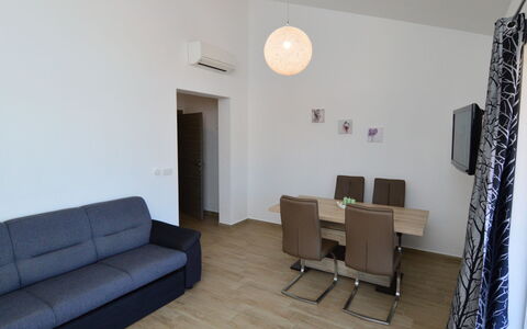 Šibenik 626: Mobilia, Divano, Costruzione, Comfort, Tavolo, Legna, Interior Design, Tenda, Pavimentazione, Soggiorno