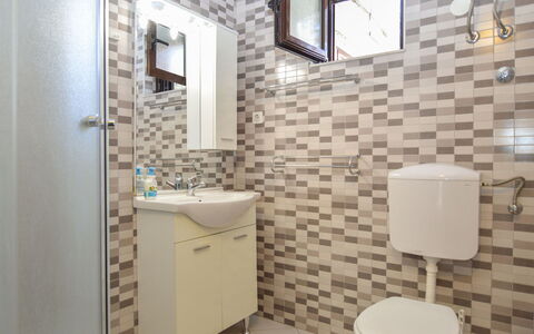 Trogir 667: Bagno, Proprietà, Camera, Piastrella, Parete, Immobiliare, Architettura, Bagno Accessorio, Pavimento, Costruzione
