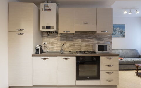 Casa dalla Mamma: Cabinetry, Proprietà, Controsoffitto, Mobilia, Lavello, Divano, Rubinetto, Cucina Stufa, Legna, Interior Design