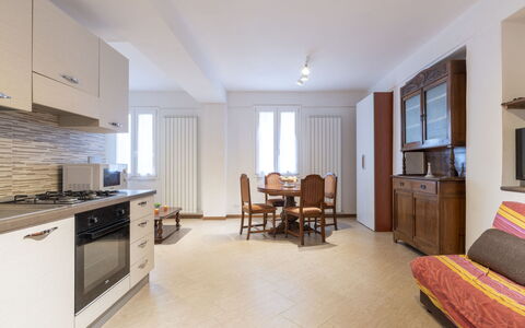 Casa dalla Mamma: Cabinetry, Proprietà, Mobilia, Costruzione, Controsoffitto, Cassetto, Illuminazione, Legna, Interior Design, Tavolo