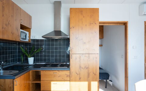 San Lorenzo al Mare 640: Cabinetry, Mobilia, Costruzione, Controsoffitto, Legna, Interior Design, Elettrodomestico Da Cucina, Scaffalature, Pavimento, Cucina
