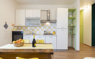 Coty (Imp522) 634.1: Cabinetry, Mobilia, Proprietà, Controsoffitto, Tavolo, Elettrodomestico, Elettrodomestico Da Cucina, Cucina, Sedia, Legna