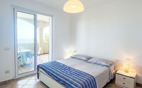 Pietra Ligure 612: Interior Design, Pavimento, Pavimentazione, Mobilia, Camera, Letto, Soffitto, Camera Da Letto, Appartamento, Lenzuolo
