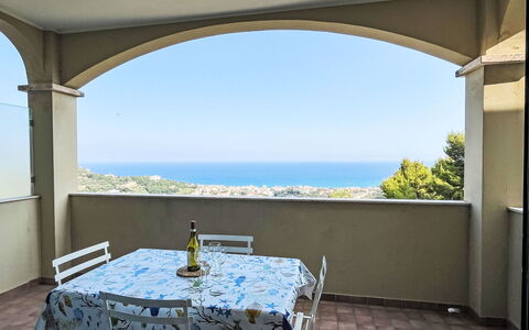 Pietra Ligure 612: Pavimentazione, Pavimento, Mare, Soffitto, Sedia, Shade, Ricorrere, Balcone, Eco Hotel, Cucina & Sala Da Pranzo Tavolo