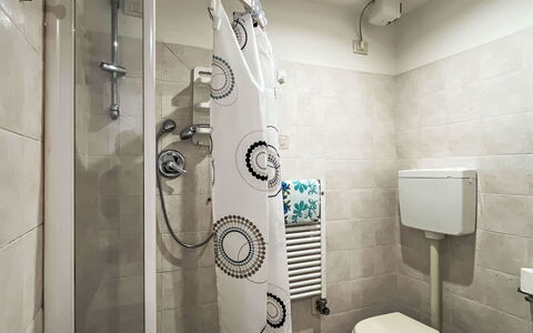 Pietra Ligure 612: Idraulico Fixture, Toilet Seat, Gabinetto, Bagno, Pavimentazione, Interior Design, Pavimento, Lavandino Del Bagno, Lavello, Idraulico