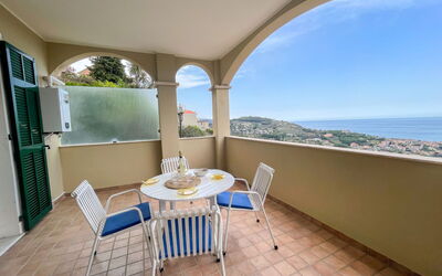 Pietra Ligure 612: Tavolo, Mobilia, Proprietà, Sedia, Cielo, Azzurro, Shade, Acqua, Pianta, Legna