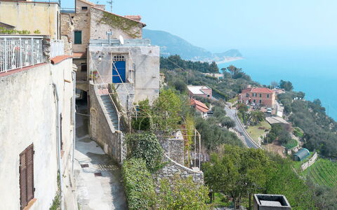Mare (Flg136): Cielo, Acqua, Costruzione, Azzurro, Finestra, Pianta, Montagna, Urban Design, Casa