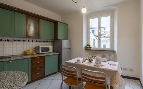 Gallesio (Flg213): Cabinetry, Controsoffitto, Mobilia, Proprietà, Finestra, Rubinetto, Lavello, Legna, Cucina, Lavandino Della Cucina