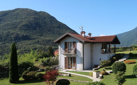 Iride: Pianta, Cielo, Proprietà, Costruzione, Finestra, Casa, Albero, Montagna, Lotto, Architettura