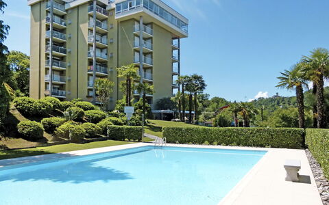 Luino 633: Acqua, Cielo, Pianta, Giorno, Proprietà, Costruzione, Azzurro, Albero, Piscina, Erba