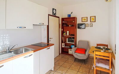 Euroville 633.2: Mobilia, Apparecchio Major, Interior Design, Elettrodomestico Da Cucina, Legna, Pavimentazione, Cucina, Pavimento, Camera, Cabinetry