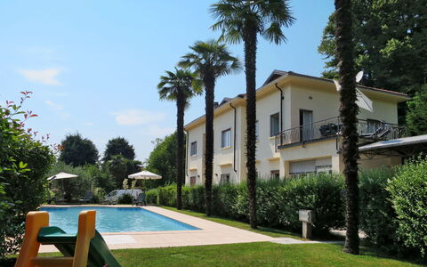 Del Sole: Pianta, Cielo, Costruzione, Nube, Proprietà, Acqua, Finestra, Albero, Piscina, Casa