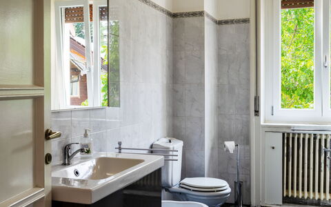 Del Sole: Bagno, Camera, Proprietà, Interior Design, Mobiletto Del Bagno, Lavello, Piastrella, Mobilia, Costruzione, Pavimento