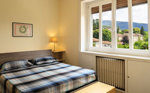 Del Sole: Camera Da Letto, Letto, Mobilia, Camera, Proprietà, Interior Design, Soffitto, Telaio Del Letto, Lenzuolo, Pavimento