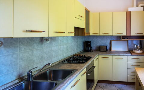 Del Sole: Controsoffitto, Proprietà, Camera, Cucina, Cabinetry, Mobilia, Giallo, Costruzione, Interior Design, Casa