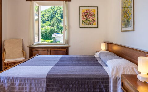 Al Lago: Camera Da Letto, Mobilia, Camera, Letto, Proprietà, Telaio Del Letto, Lenzuolo, Interior Design, Costruzione, Parete