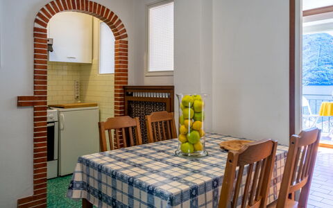 Al Lago: Camera, Proprietà, Mobilia, Sala Da Pranzo, Interior Design, Tavolo, Architettura, Costruzione, Parete, Pavimento