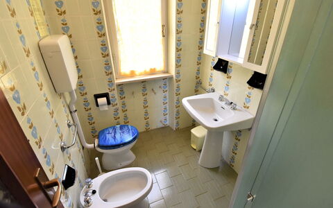 Lago D'Idro 613: Specchio, Rubinetto, Lavello, Proprietà, Idraulico Fixture, Lavandino Del Bagno, Costruzione, Bagno, Viola, Interior Design