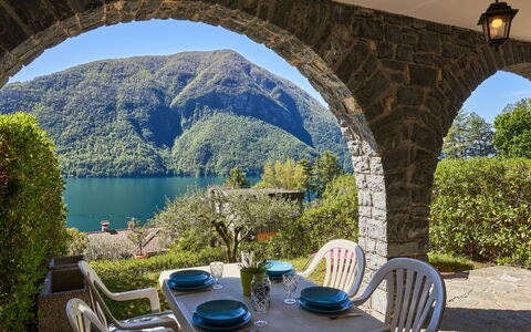 Poggio degli Ulivi: Tavolo, Cielo, Pianta, Mobilia, Acqua, Proprietà, Sedia, Blu, Azzurro, Verde