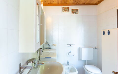 Giulietta: Rubinetto, Idraulico Fixture, Lavello, Proprietà, Specchio, Lavandino Del Bagno, Viola, Azzurro, Blu, Bagno