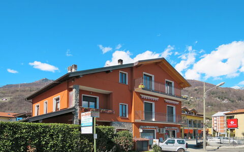 Margi: Cielo, Nube, Costruzione, Pianta, Finestra, Auto, Casa, Street Luce, Urban Design, Veicolo