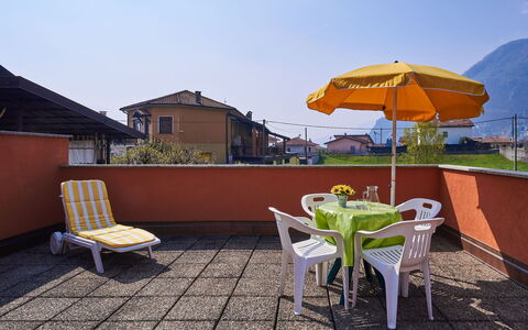 Margi: Pianta, Acqua, Proprietà, Mobilia, Costruzione, Tavolo, Finestra, Azzurro, Sedia, Interior Design