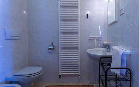 Gravedona 720: Bagno, Camera, Proprietà, Piastrella, Idraulico Fixture, Parete, Pavimento, Gabinetto, Architettura, Interior Design