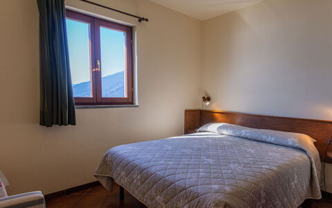 Gravedona 720: Camera Da Letto, Letto, Mobilia, Camera, Lenzuolo, Pavimento, Proprietà, Materasso, Bedding, Telaio Del Letto