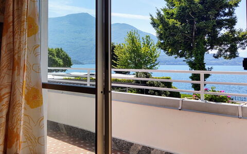 Domaso 642: Cielo, Acqua, Proprietà, Finestra, Shade, Azzurro, Costruzione, Legna, Pianta, Interior Design