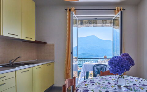 Domaso 645: Mobilia, Proprietà, Tavolo, Cabinetry, Rubinetto, Sedia, Azzurro, Blu, Tovaglia, Decorazione