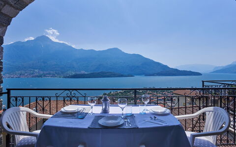 Domaso 645: Cielo, Acqua, Tavolo, Giorno, Proprietà, Mobilia, Montagna, Sedia, Blu, Luce