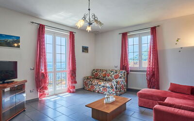 Aurora (Dma331) 645.2: Mobilia, Tavolo, Divano, Proprietà, Finestra, Decorazione, Legna, Interior Design, Cornice, Soggiorno
