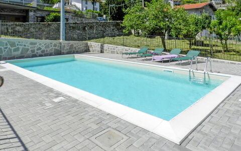 Azalea (Gla103): Piscina, Proprietà, Tempo Libero, Erba, Rettangolo, Piastrella, Immobiliare, Costruzione, Casa, Materiale Composito