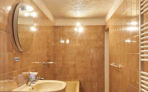 Gera Lario 690: Marrone, Proprietà, Idraulico Fixture, Rubinetto, Bagno, Illuminazione, Interior Design, Legna, Lavello